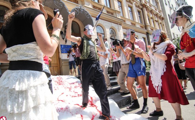 Ватное дефиле под Минкультуры: акция против российских артистов