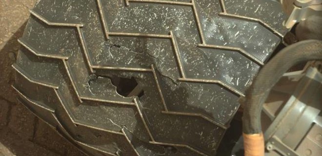 У марсохода Curiosity постепенно повреждаются колеса - НАСА - Фото