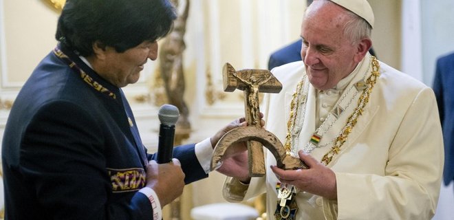 Папе Римскому подарили распятие в форме серпа и молота - Фото