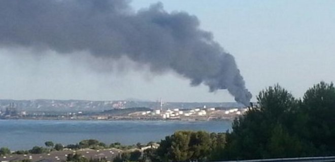 ЧП во Франции: около Марселя горит нефтехимический завод - Фото