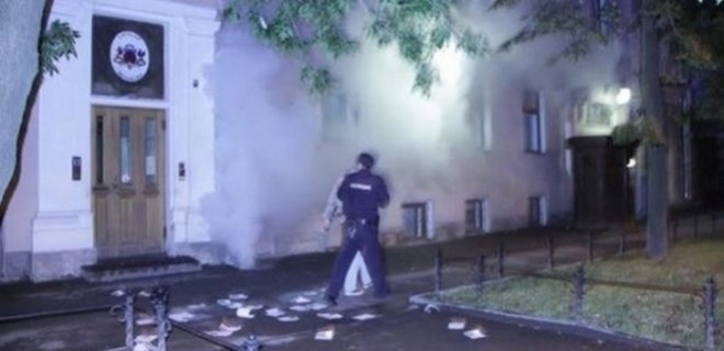 Консульство Латвии в Санкт-Петербурге закидали дымовыми шашками - Фото