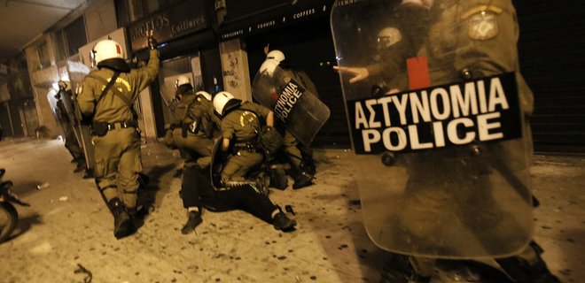 В Греции акция протеста переросла в столкновения с полицией - Фото