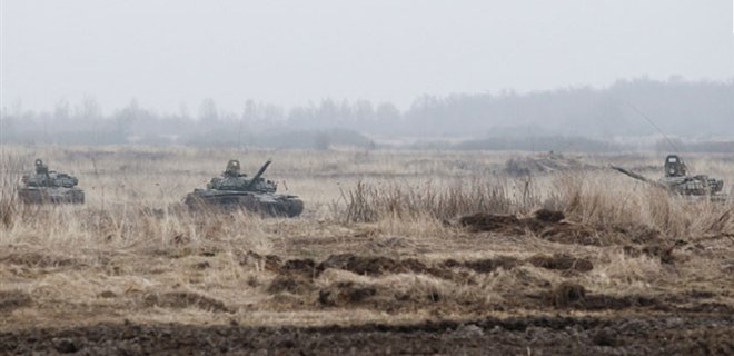Близ Донецкого аэропорта - концентрация 20 танков и десятка ББМ - Фото