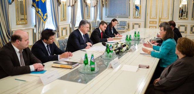 Порошенко и Нуланд обсудили выполнение Минских соглашений - Фото