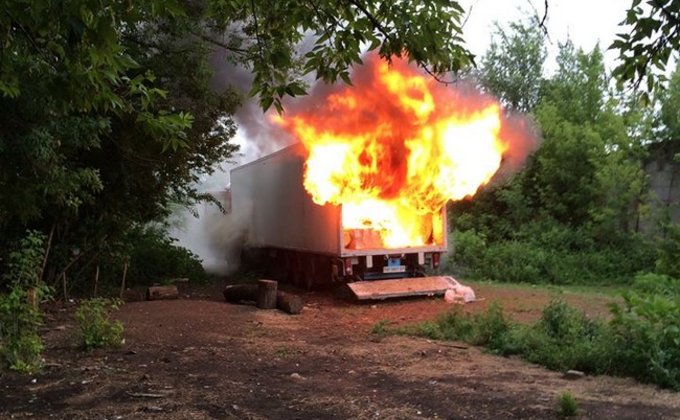 В Донбассе "блуждающий танк" уничтожил фуру с контрабандой: фото