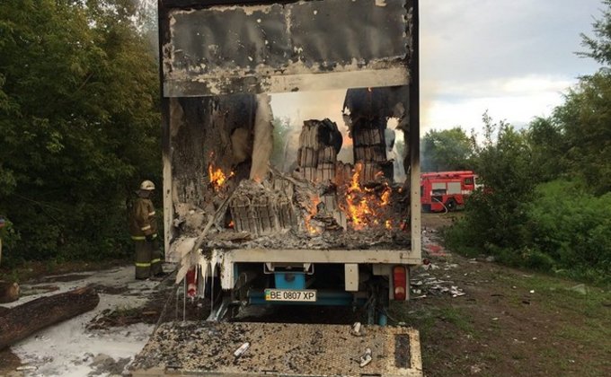 В Донбассе "блуждающий танк" уничтожил фуру с контрабандой: фото