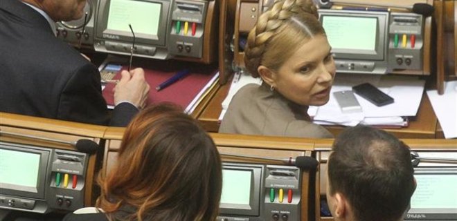 Рейтинги: Критикуя Кабмин, Тимошенко отбирает голоса у Яценюка - Фото