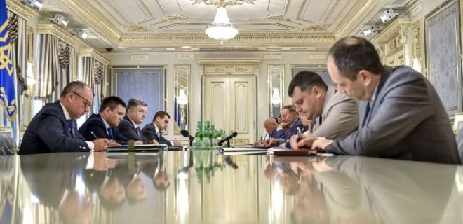 Порошенко требует от боевиков ДНР/ЛНР не проводить псевдовыборы - Фото