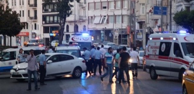 В центре Стамбула вооруженный человек устроил стрельбу - Фото