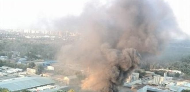 В Киеве потушили пожар на складах в Голосеевском районе - ГСЧС - Фото