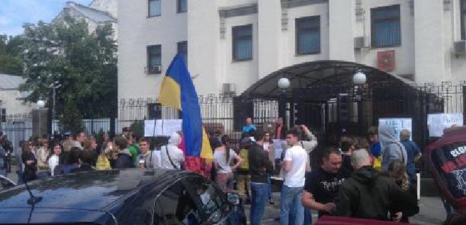 В Киеве прошел митинг у посольства России против агрессии Кремля - Фото