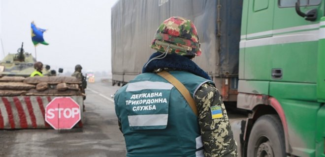 Пограничники задержали 3 авто, вывозившие из АТО деньги и оружие - Фото