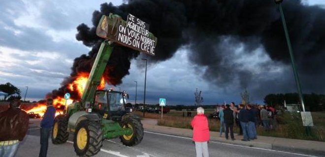 В Бельгии бастуют фермеры: жгут шины и сено, блокируют дороги - Фото