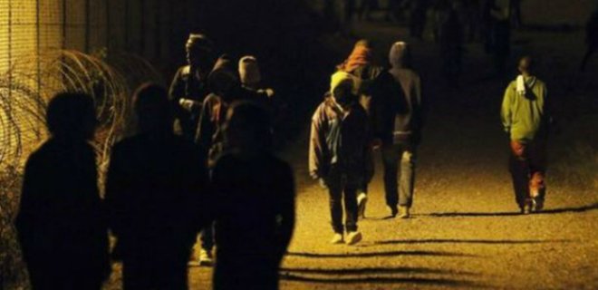 СМИ: мигранты третий день штурмуют тоннель под Ла-Маншем - Фото