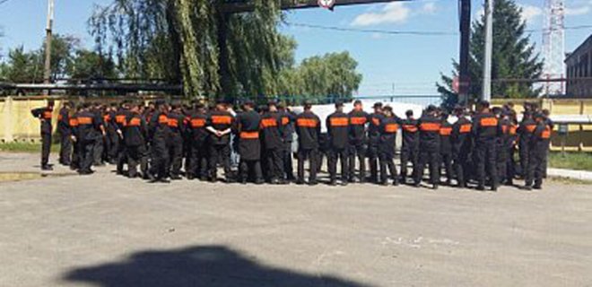 Укртранснафту блокируют титушки: на место прибыли СБУ и милиция - Фото