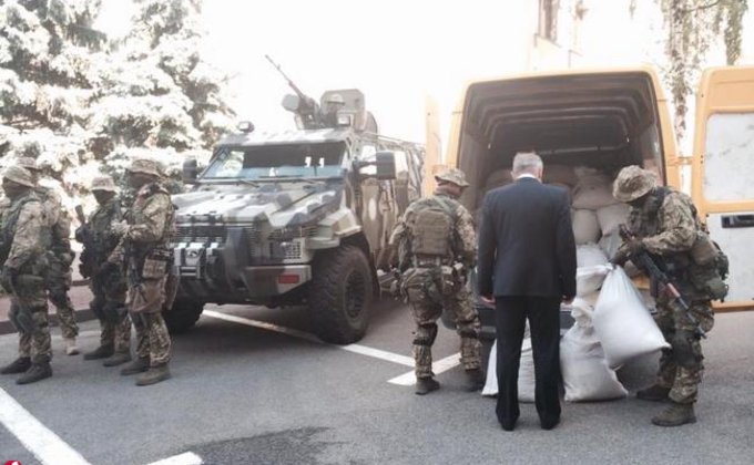 Конфискованный янтарь на 60 млн грн привезли в Киев: фото