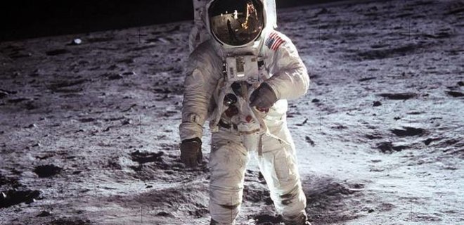 Посетивший Луну астронавт показал командировочное удостоверение - Фото