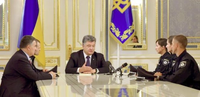 Порошенко подписал закон о полиции - Фото