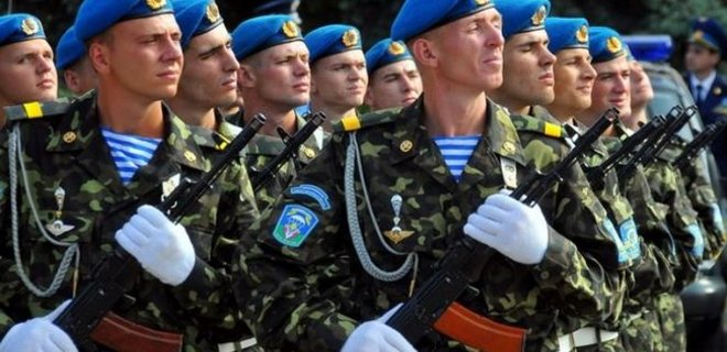 Украинские военные на поздравительных плакатах в РФ: фотофакт - Фото