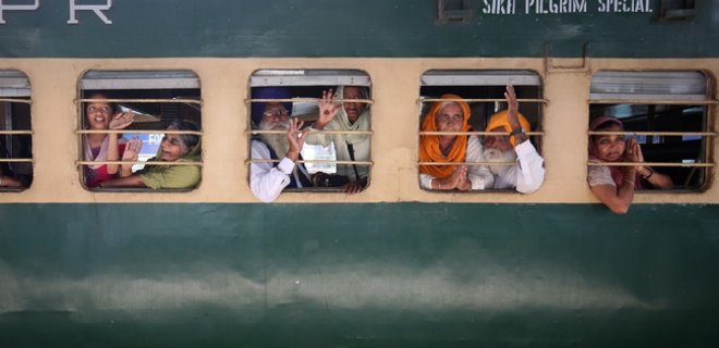 В Индии два пассажирских поезда сошли с рельсов - Фото