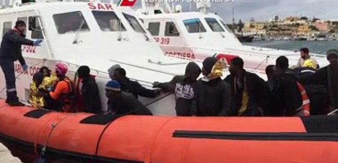 У берегов Ливии затонуло судно с 700 мигрантами на борту - Фото