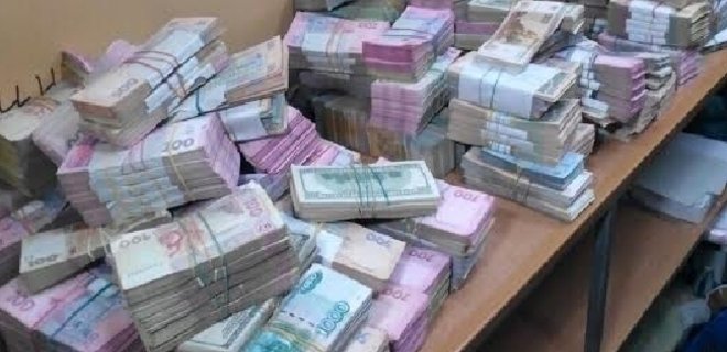 В Киеве у нелегальных валютчиков изъяли около $4 млн и оружие - Фото