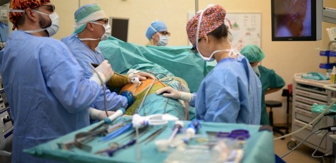 Британским хирургам запретят оперировать под музыку драм-н-бэйс - Фото