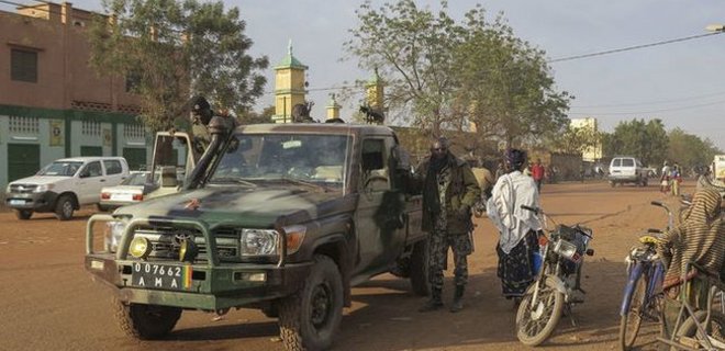 Из захваченного отеля в Мали освободили пятерых заложников - Фото
