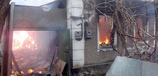 Снаряд из танка террористов попал в мирный дом, пострадали дети - Фото