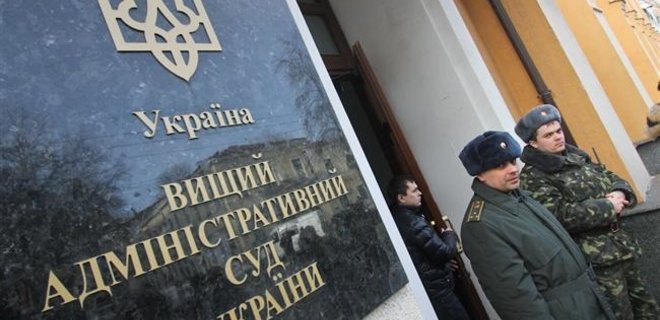 Суд отказался обязать Порошенко ввести военное положение - Фото