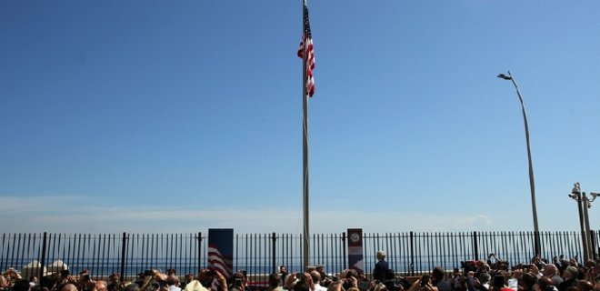 Керри поднял флаг США над американским посольством на Кубе - Фото