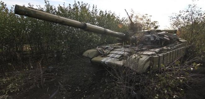 В Новоазовске террористы перекрасили танки в украинские цвета - Фото