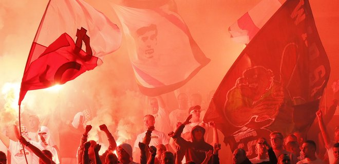 Фанаты Легии во время матча с Зарей забрасывали полицию петардами - Фото