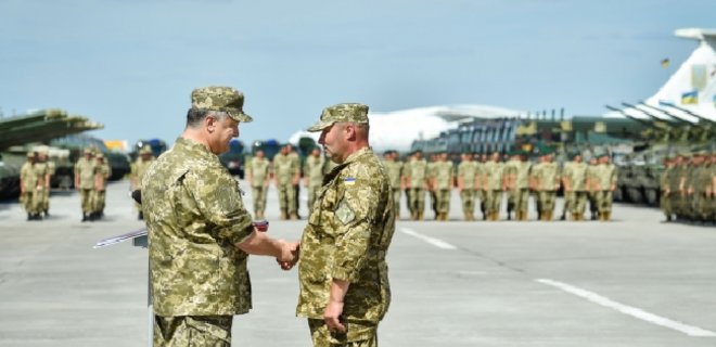 Порошенко вручил ордена и медали 15 военным за героизм в АТО - Фото