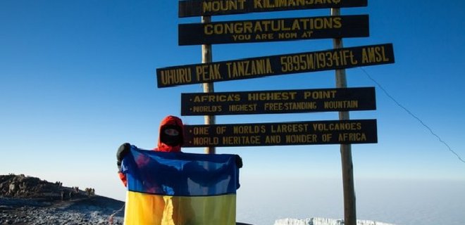 Украинский руфер поднял флаг Украины на вулкане Кибо в Африке - Фото