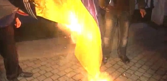 В Краматорске пьяные молодчики сожгли шесть украинских флагов - Фото