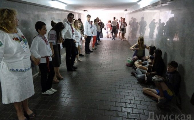 В Одессе люди в вышиванках выстроились в рекордную цепь: фото