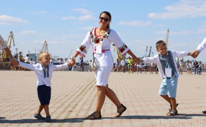 В Одессе люди в вышиванках выстроились в рекордную цепь: фото
