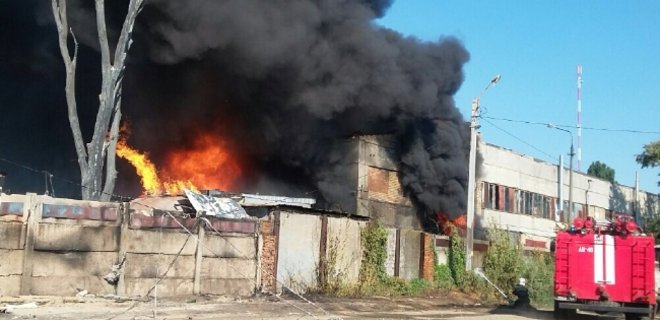 Спасатели потушили пожар на территории института под Киевом - Фото