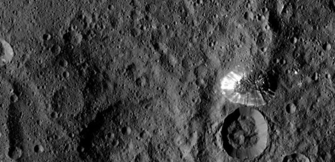 NASA опубликовало первые четкие снимки гор и кратеров на Церере - Фото