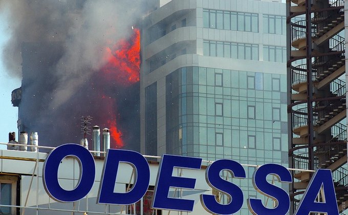 В Одессе горит элитный новострой: фото и видео масштабного пожара