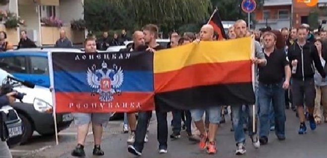 Немецкие неонаци вышли на марш с флагом ДНР - Фото