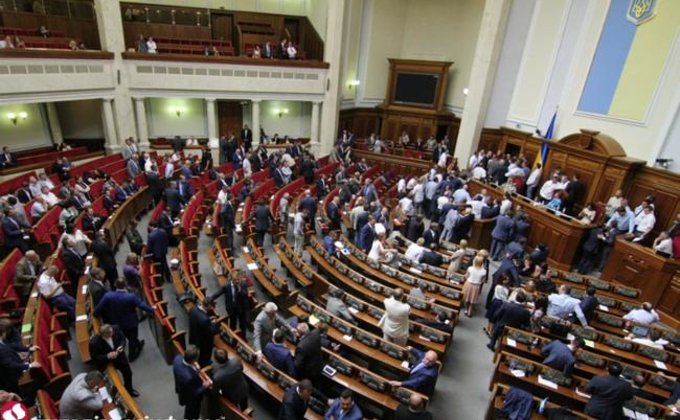 Как люди Ляшко и Свобода блокируют президиум Верховной Рады: фото