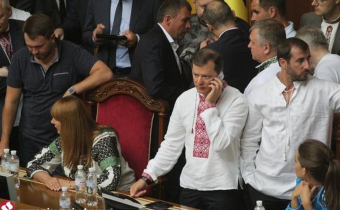 Как люди Ляшко и Свобода блокируют президиум Верховной Рады: фото