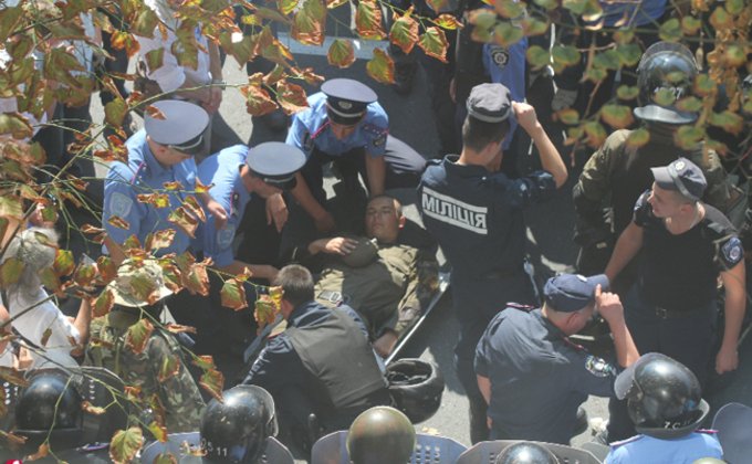 Столкновения после голосования за закон о децентрализации: фото