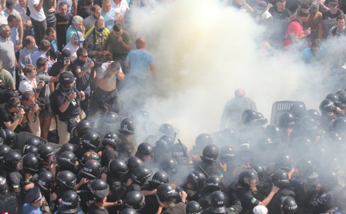 Столкновения после голосования за закон о децентрализации: фото