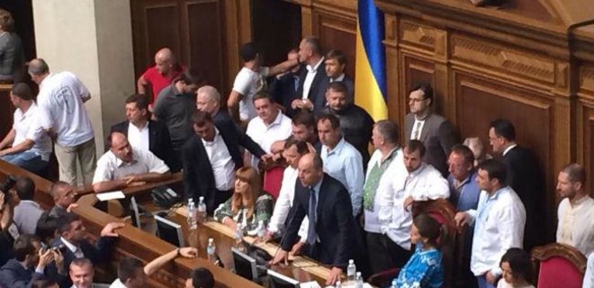 Внеочередное заседание Рады не началось - президиум заблокирован - Фото