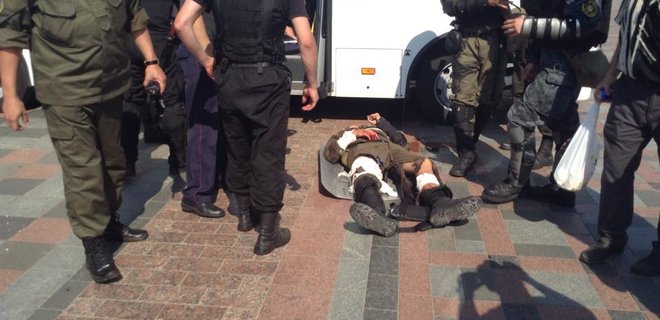 Взрыв под Радой: скорых не хватает, раненых увозит полиция - Фото