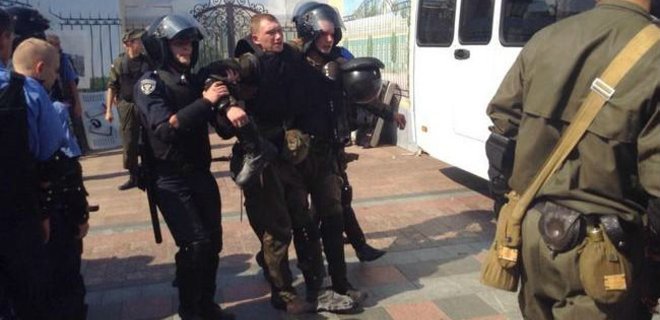 При взрыве гранаты возле парламента ранены около 100 силовиков - Фото