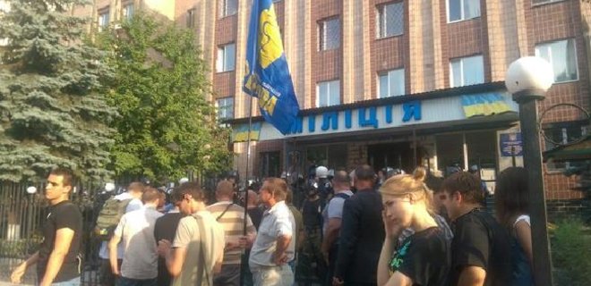 В Киеве активисты Свободы перекрыли улицу и пикетируют милицию - Фото
